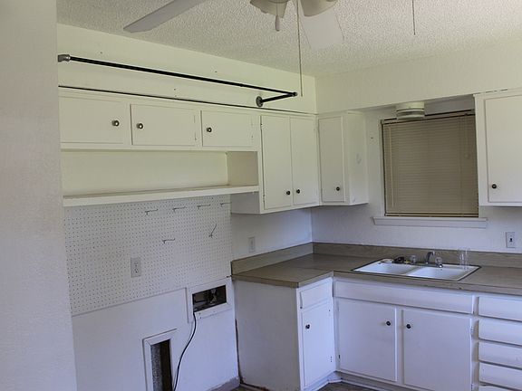 4th image of 1017 Dressen St