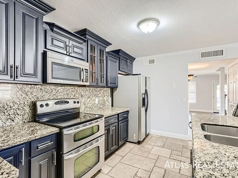 8834 W Willowbrook Dr — Photo 6
