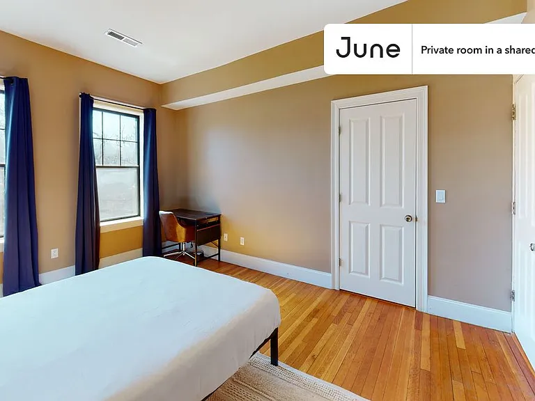 1592 Beacon St #D — Photo 2