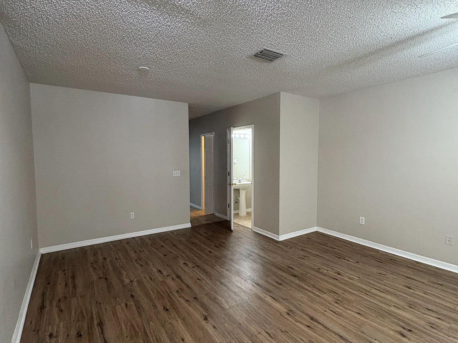 3 bed, 2.5 bath, 1423 sqft, $1,900 — Photo 4