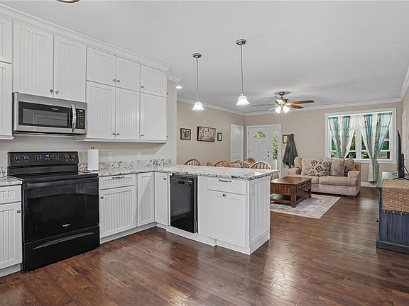 5th image of 585 East Ave