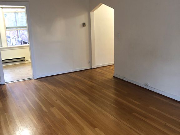 5th image of 516 Bellevue Ave E #202
