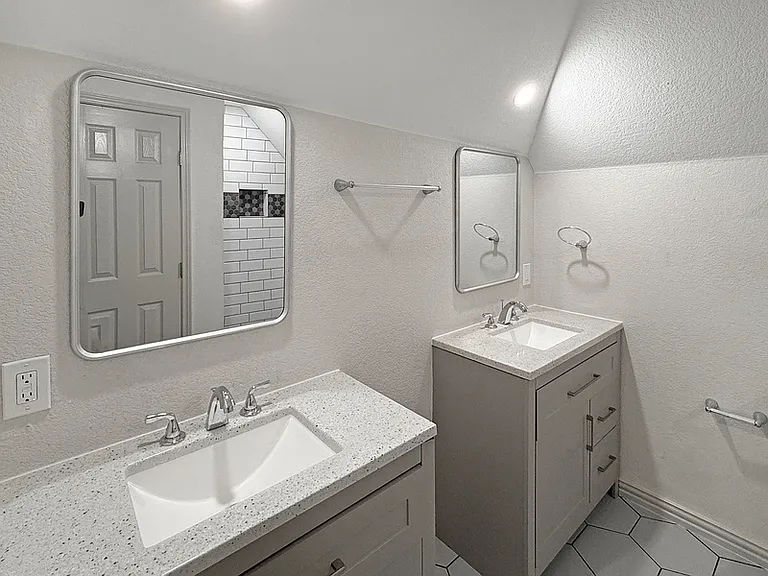 2424 McKinley Ave — Photo 6