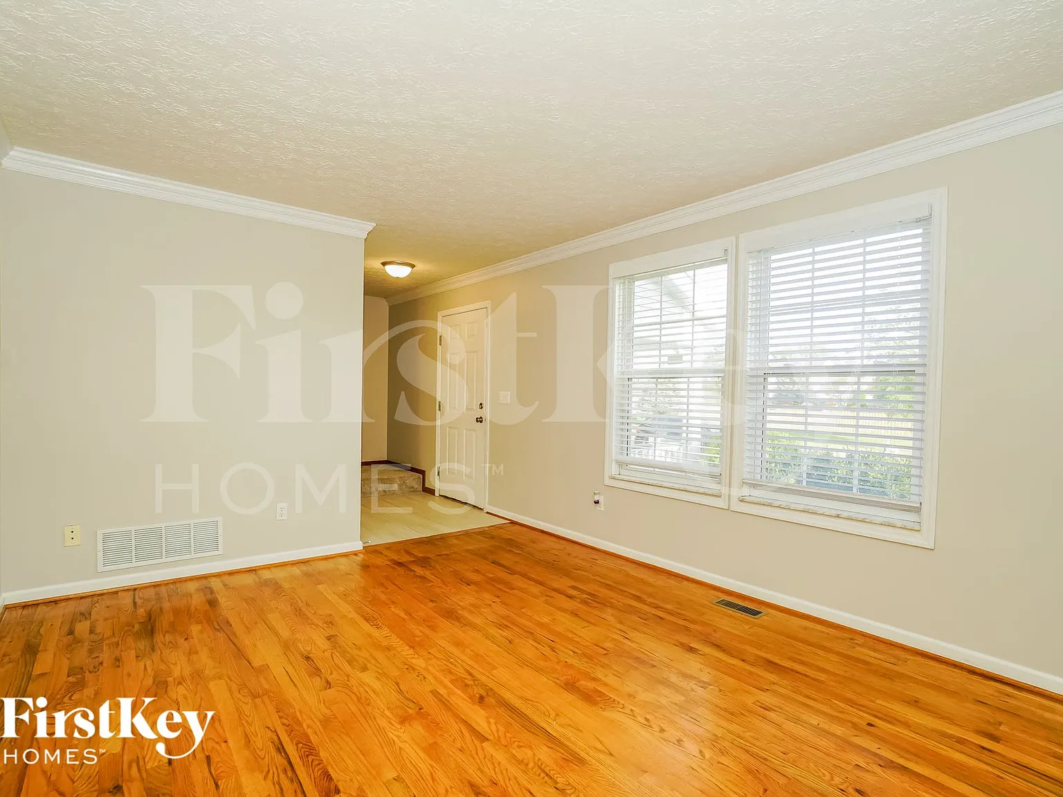 4 bed, 2.5 bath, 1716 sqft, $3,060 — Photo 2