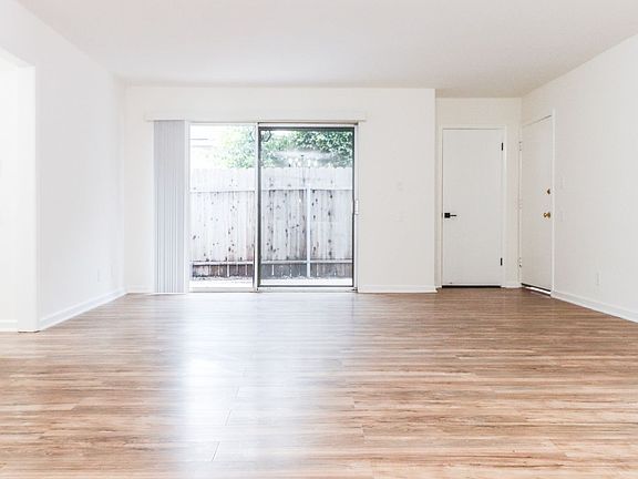 4th image of 2602 Carnegie Ln Unit 2