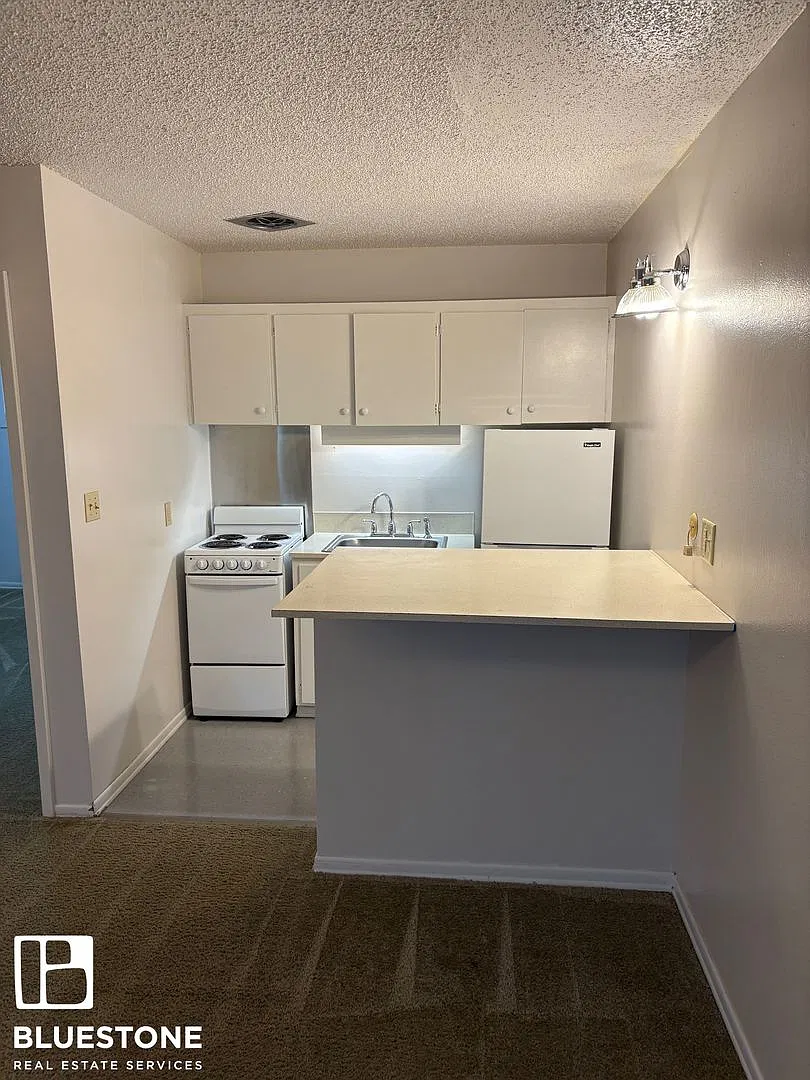 Center St. Apartments — Photo 1