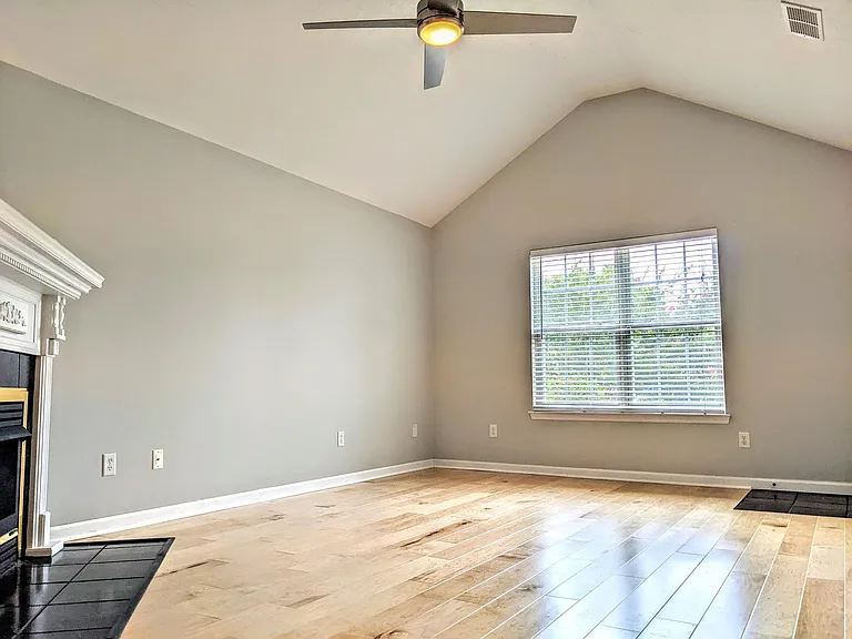 2045 Shoreline Dr — Photo 4