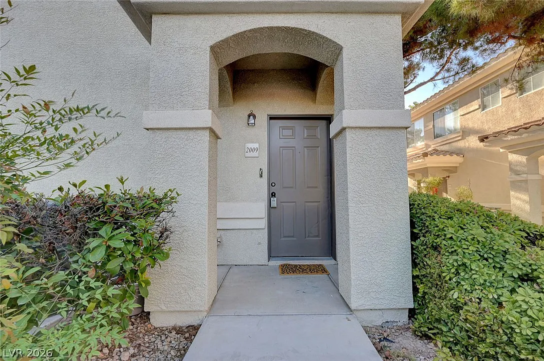 2 bed, 2.0 bath, 936 sqft, $1,695 — Photo 2