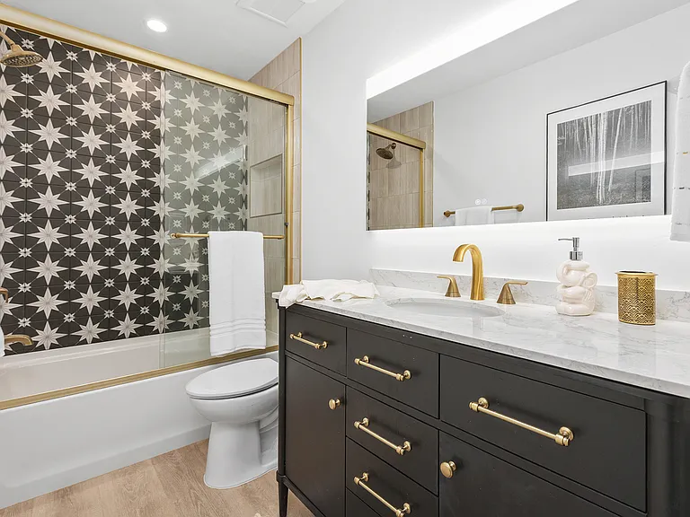 Downstairs bath / powder room