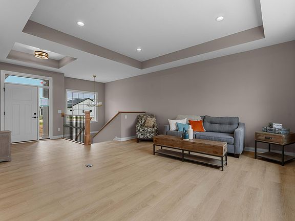 4th image of 607 E 9th St