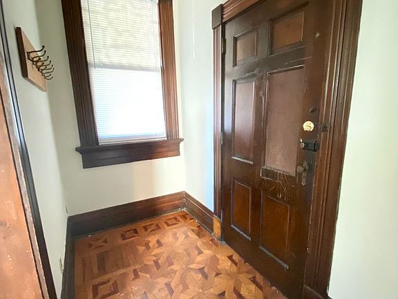2nd image of 524 S 6th St APT 1