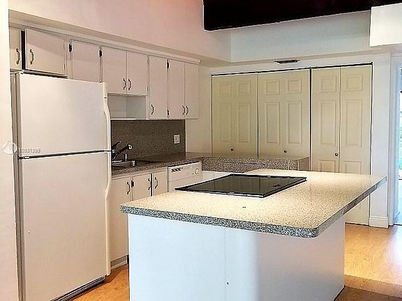 5th image of 19304 NE 25th Ave APT 204C