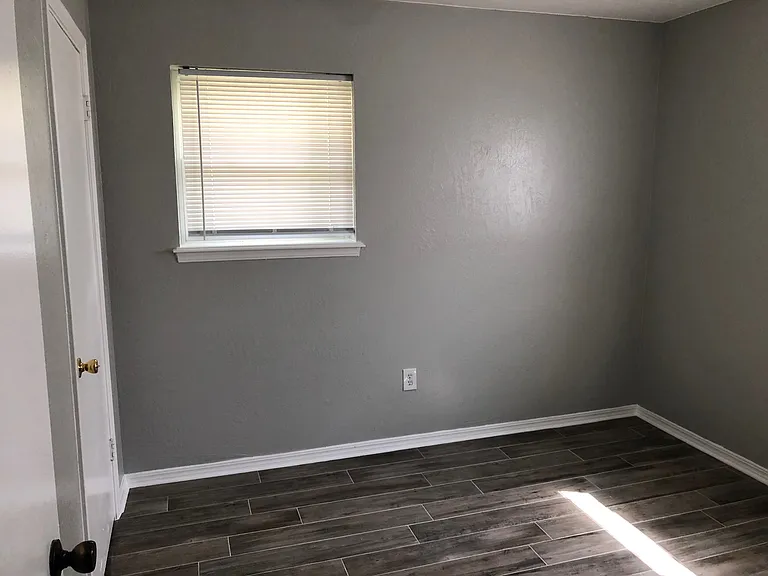 601 NW 18th Pl — Photo 10