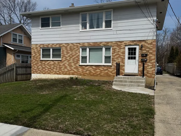 140 Newberry Ave APT A, Libertyville, IL 60048