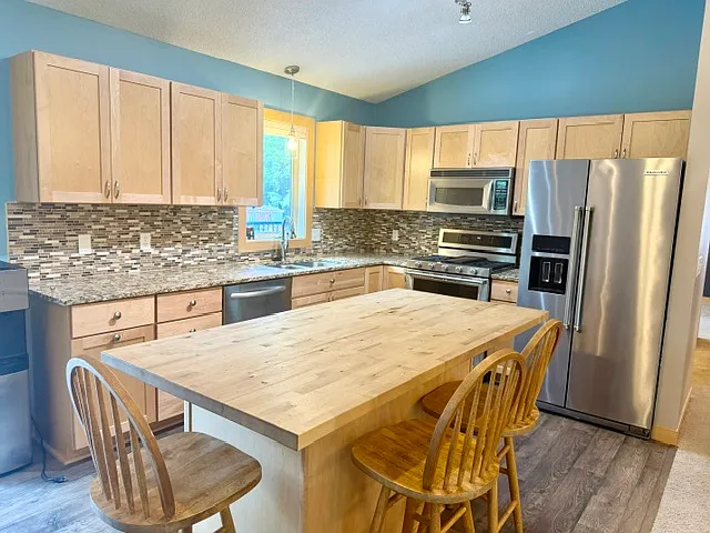 4 bed, 1900 sqft, $2,750 — Photo 2