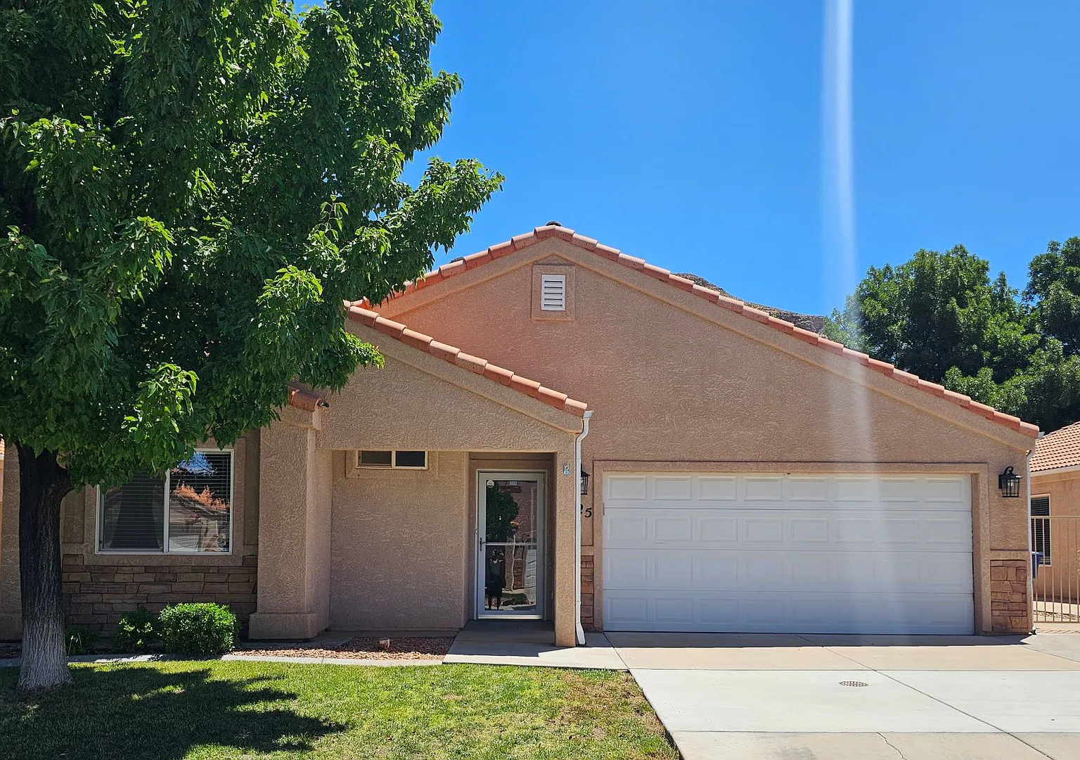 Small Pet Friendly 3 Bedroom Home — Photo 1