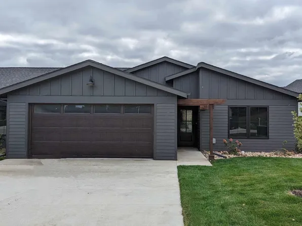 3926 Dorothys Ln, Spirit Lake, IA 51360