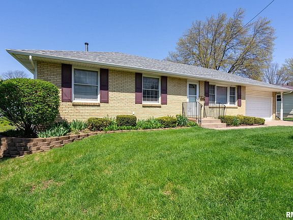 2nd image of 820 Park Ln
