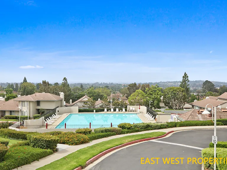 2409 Sommerset Dr — Photo 3