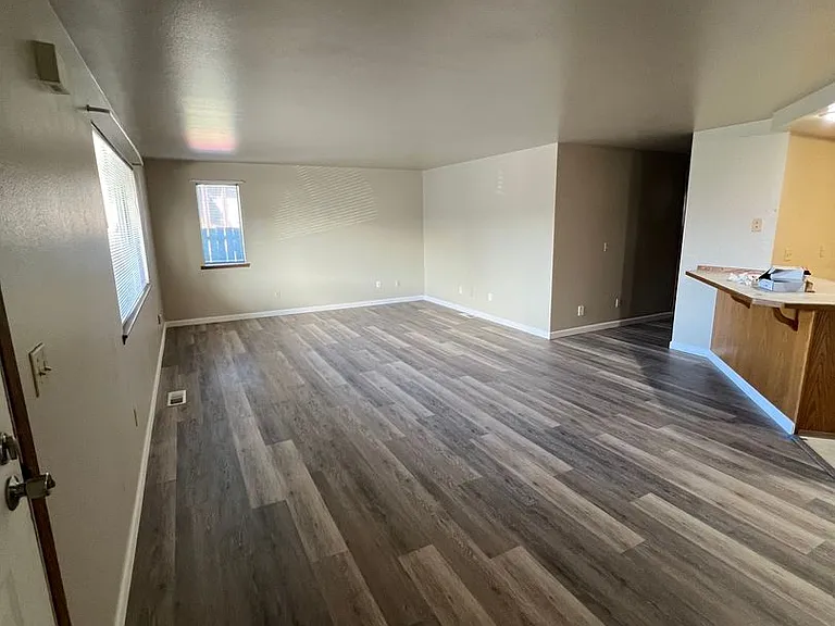 1017 N Baker Ave — Photo 7