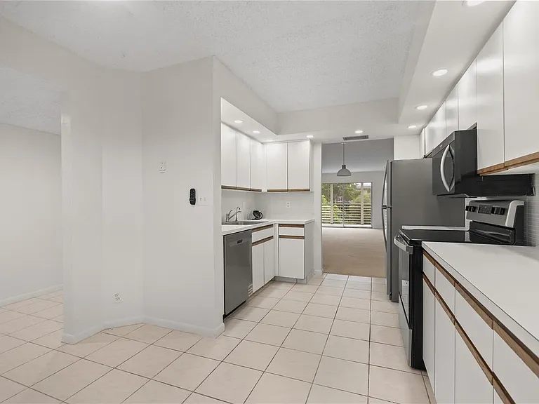 1801 Eleuthera Point #J3 — Photo 5
