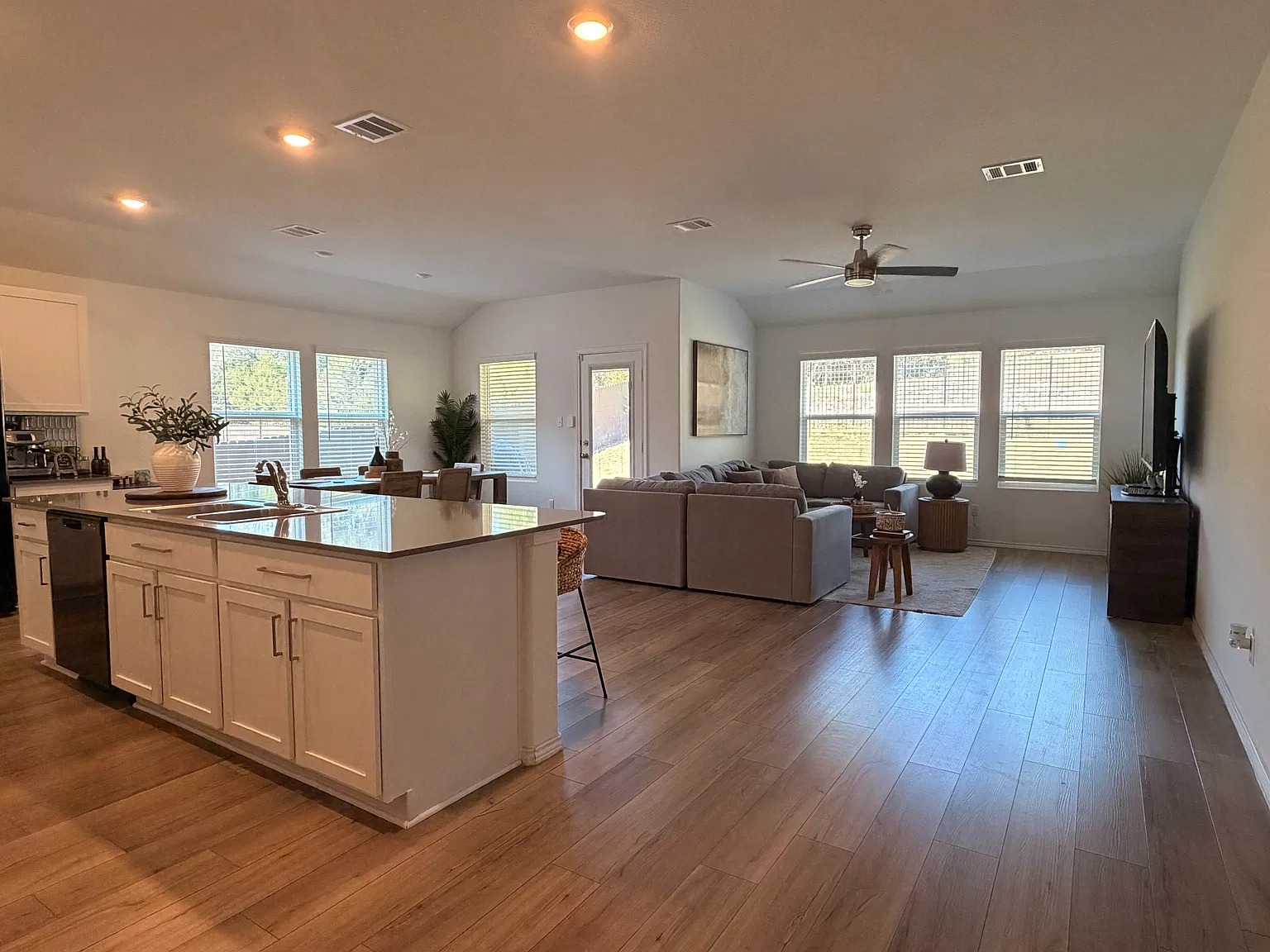 4 bed, 2338 sqft, $2,400 — Photo 4