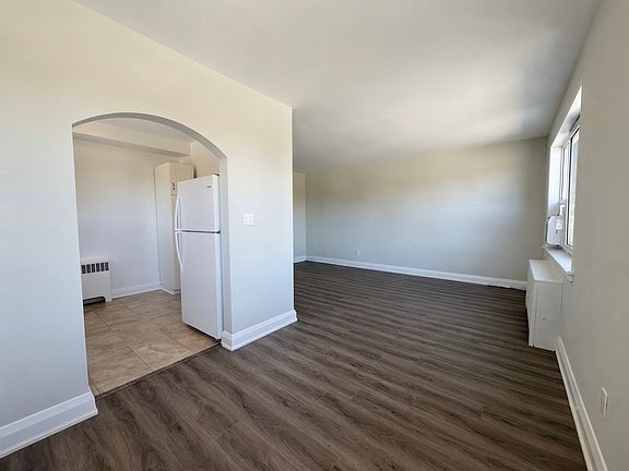 4th image of 36 Wood Glen Rd #U301