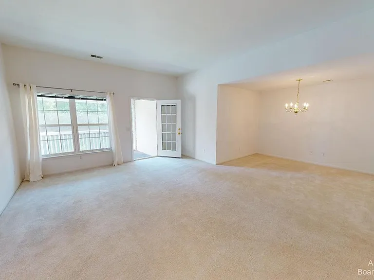 2802 S Knightsbridge Cir — Photo 5