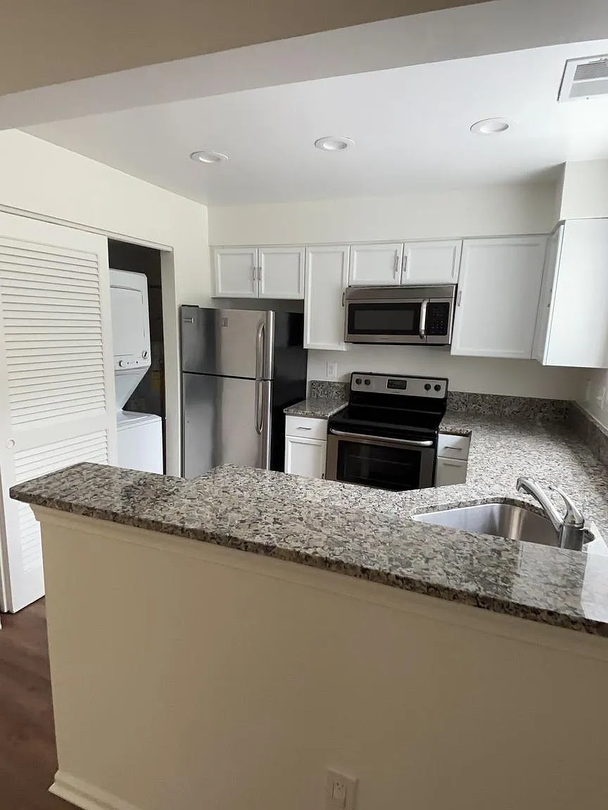 2 bed, 1.0 bath, 912 sqft, $2,395 — Photo 2