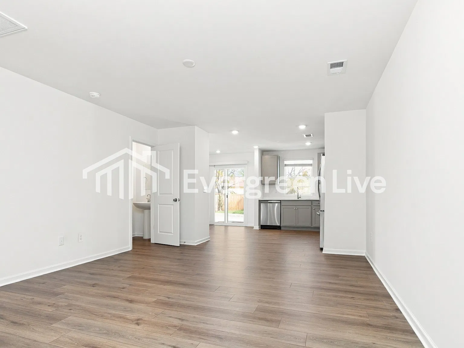 3 bed, 2.5 bath, 1346 sqft, $1,700 — Photo 3