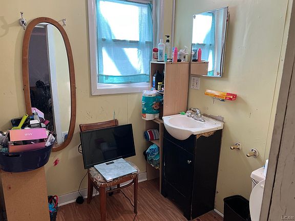 4th image of 625 Division St