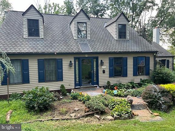 2nd image of 1409 N Gravel Pike