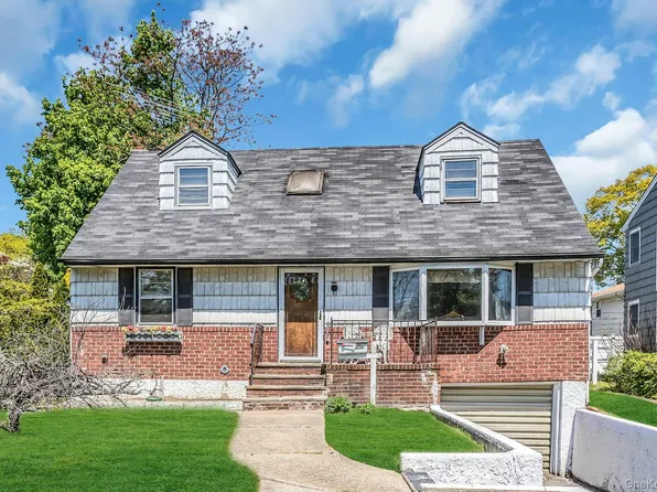 325 N Service Road, Roslyn Heights, NY 11577