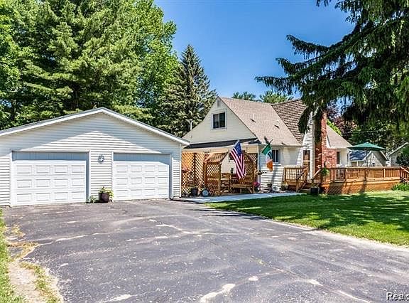 3rd image of 8536 Lakeview Dr