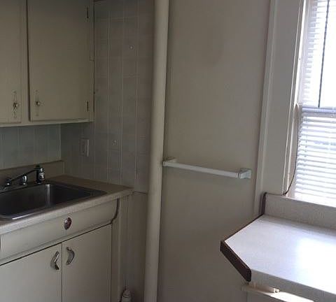 5th image of 122 E Elm St #12