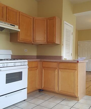 3rd image of 2015 N Damen Ave APT 1R