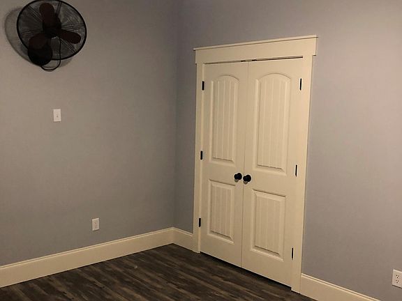 each bedroom has 2 closets