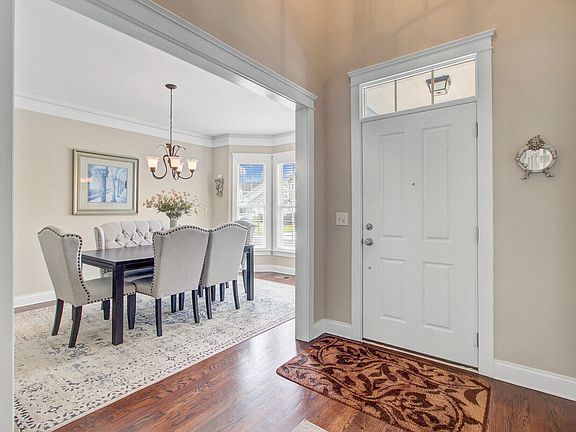 5th image of 219 Carolinian Dr