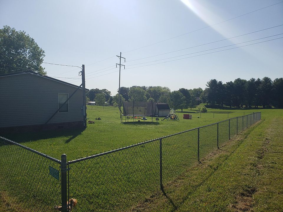 2nd image of 104 Fox Run Dr