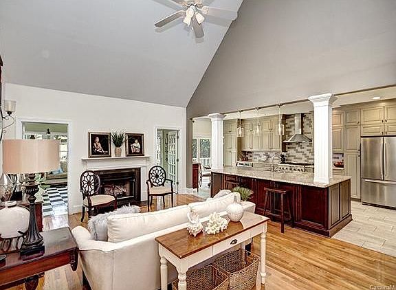 4th image of 940 Lake Club Dr