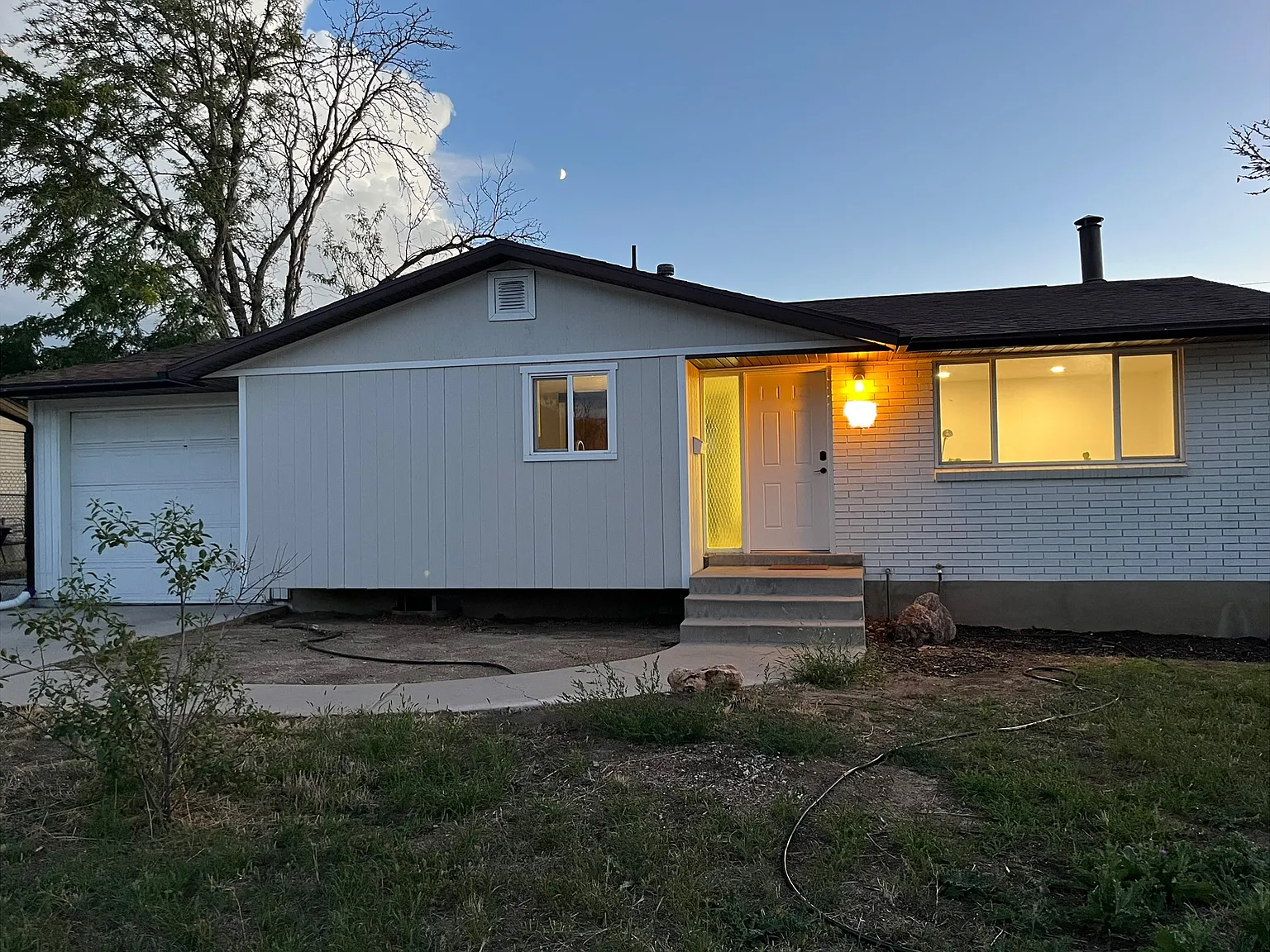 4 bed, 2100 sqft, $850 — Photo 1