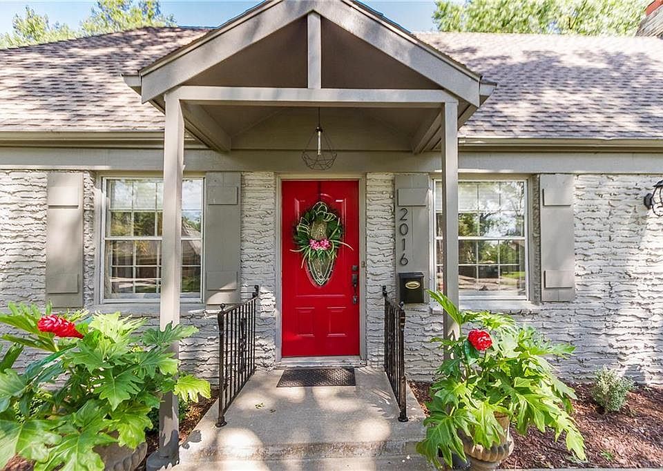 Inviting front entrance welcomes you to an immaculate interior! Welcome!