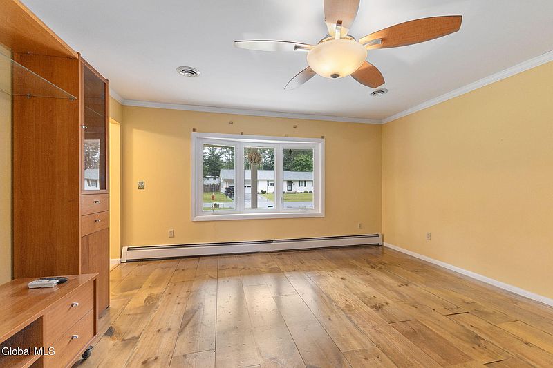 4th image of 14 Crownwood Lane