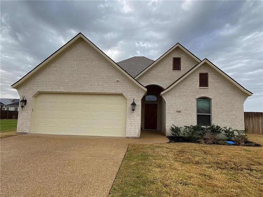 4 bed, 2201 sqft, $2,900 — Photo 1