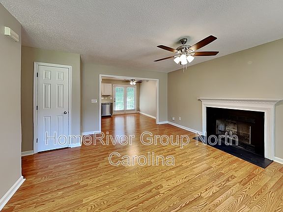 3rd image of 822 Banner Oak Ct