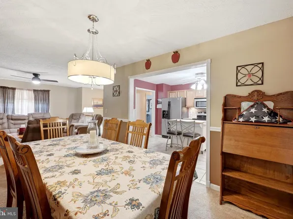 461 Rome Beauty Dr, Linden, VA 22642