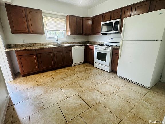 4th image of 14685 Harold St