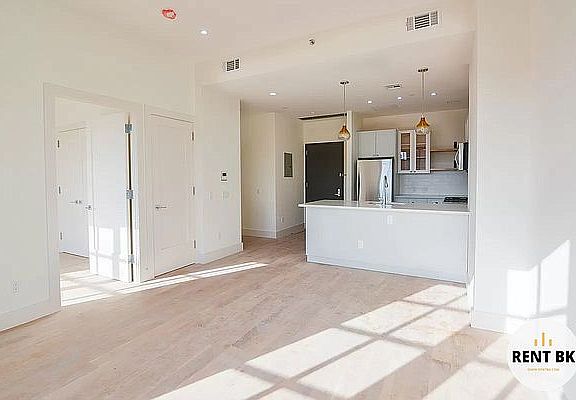 4th image of 730 Franklin Ave #3B