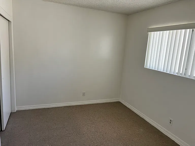 147 N Victoria Ave — Photo 23