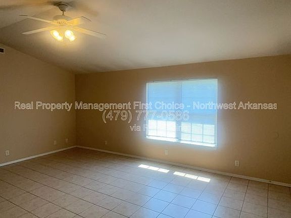 4th image of 790 Appleridge Dr